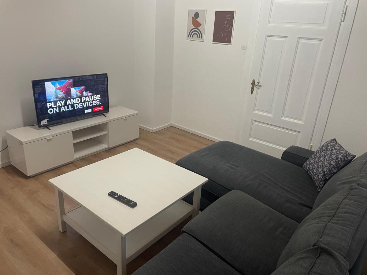 Ruhiges Zentral Gelegenes Apartment In Guetersloh Buitenkant foto